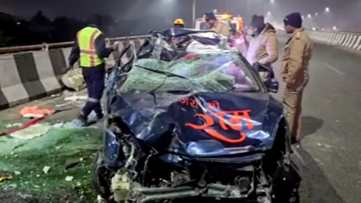 फ्लाईओवर पर तेज रफ्तार कार ने खड़े जनरेटर पर मारी टक्कर, हादसे में युवा खिलाड़ी और दो मजदूरों की मौत
