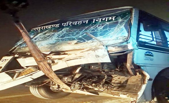 घने कोहरे में बड़ा हादसा: देहरादून से लौट रही रोडवेज बस हाईवे पर खड़े टैंकर से टकराई, चालक समेत 7 घायल