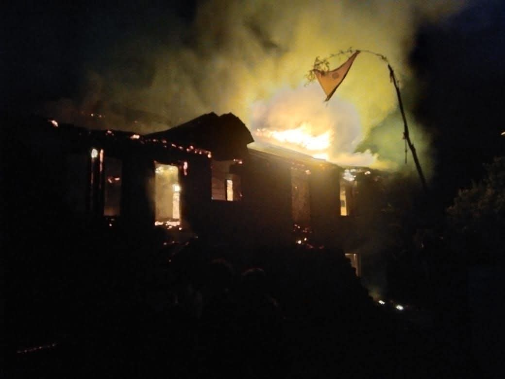 पिथौरागढ़ के देवाल्थल में भीषण अग्निकांड लाखों का सामान हुआ जलकर राख कर परिवार हुए बेघर सूचना पर र तहसील प्रशासन की टीम भी पहुंचे