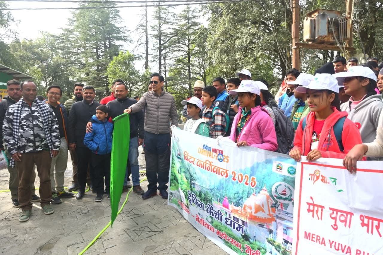 कुमाऊं आयुक्त ने 20 बच्चों सहित 50 से अधिक लोगों द्वारा 13 किलोमीटर की पैदल यात्रा पर कैंची धाम हेतु पुराने पैदल मार्ग को पर्यटकों को पुनः आकर्षित करने का दिया संदेश