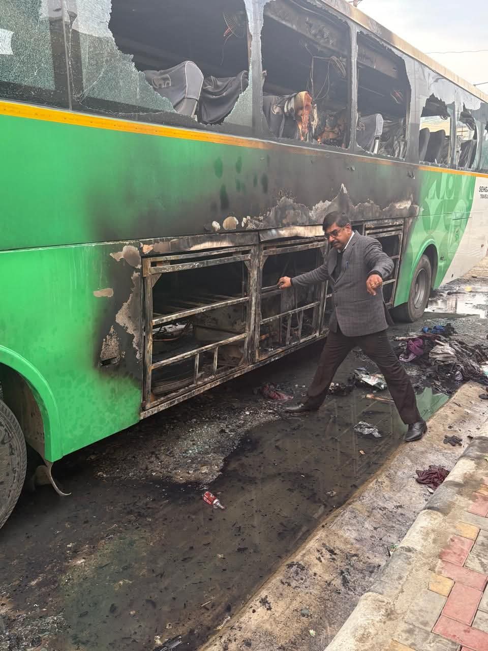 देहरादून में बड़ा हादसा टला ,तमिलनाडु से आए छात्रों की बस में लगी भीषण आग