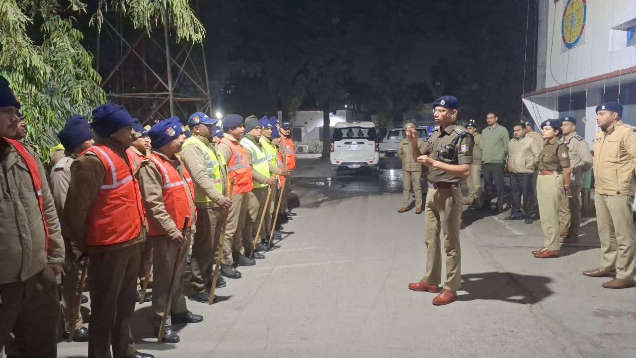 एसएसपी_मणिकांत_मिश्रा ने रात्रि ड्यूटी में तैनात पुलिस कर्मचारियों को किया ब्रीफ — सुरक्षा, सतर्कता एवं जनसेवा को लेकर दिए आवश्यक दिशा-निर्देश!